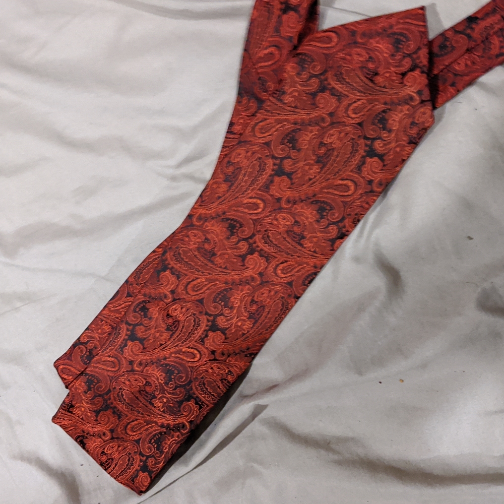 Venetto red paisley tie